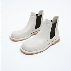 Low heel leather ankle boots. Contrast side elastic goring. Rubberized crepe